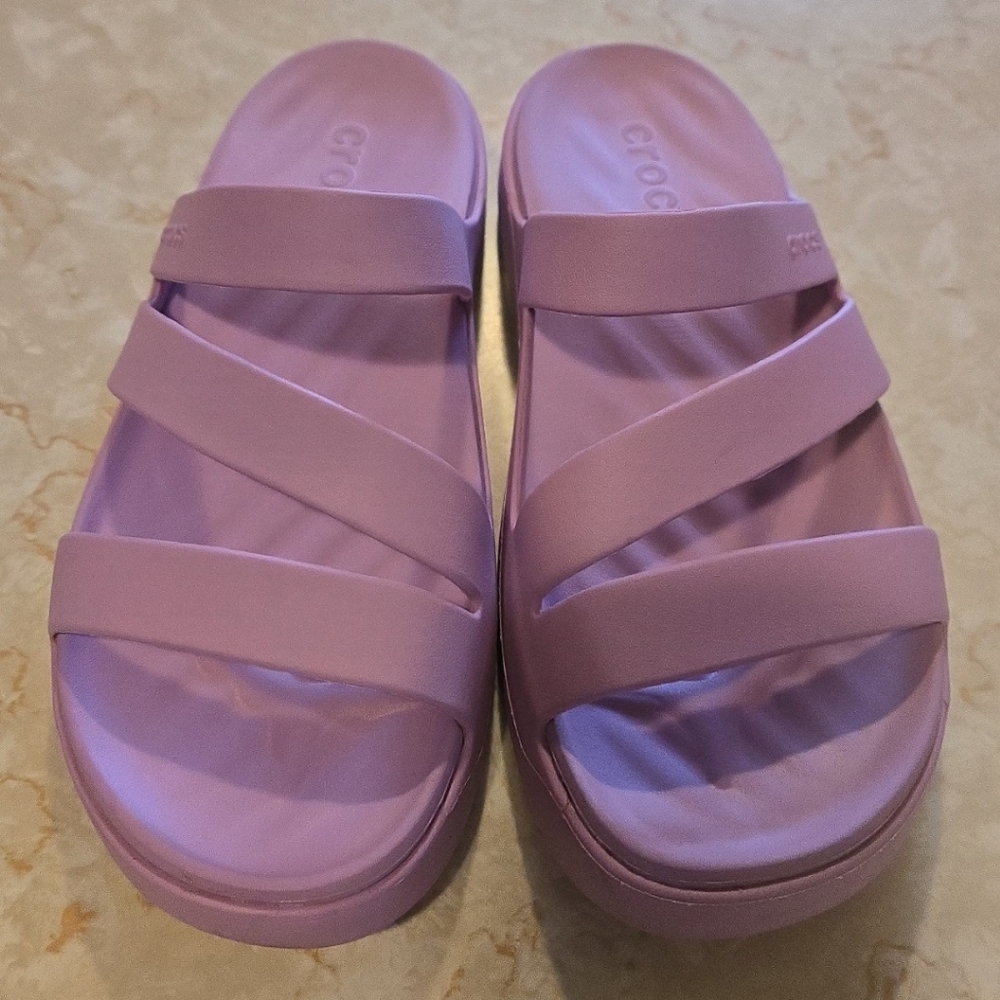 Crocs Getaway Strappy Sandals Sz 7, color is Hydrangea